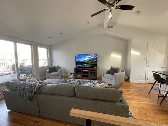 PH City Views, Spacious 2 Bed/2 Bath w/ 2 Decks gallery image 5