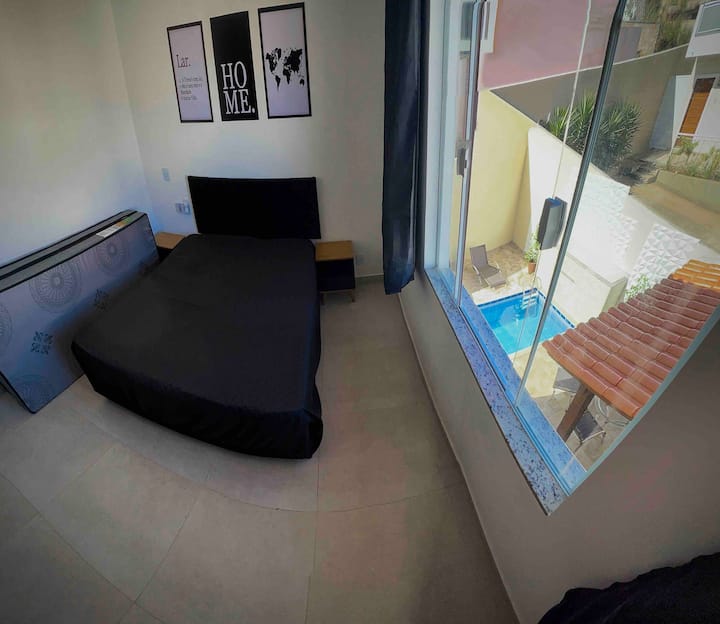 Chumba cha 1 cha kulala chenye chumba na kiyoyozi /ghorofa 2 ya mwonekano wa nyumba /bwawa 