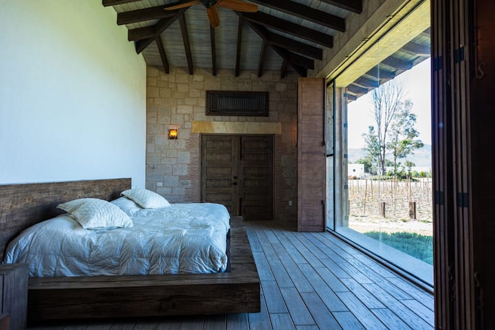 Dormitorio principal con dos camas queen juntas.