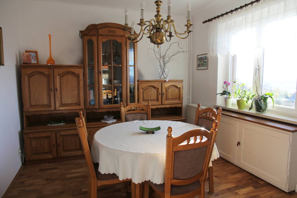 Privates Esszimmer mit Esstisch