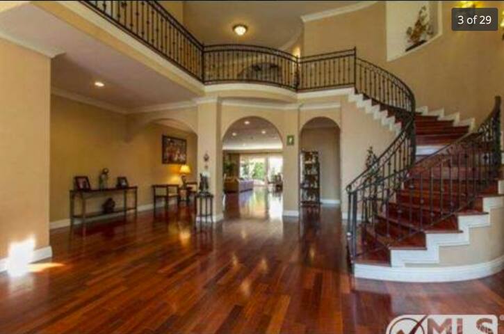 Beautiful spacious home/salt water pool in Encino. gallery image 4