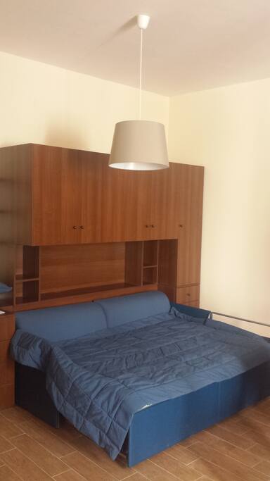 Letto matrimoniale con comodo armadio