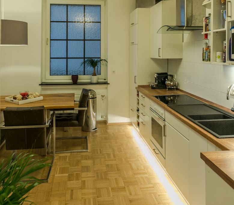 Küchen / Essbereich mit hochwertigen Stühlen und Tisch