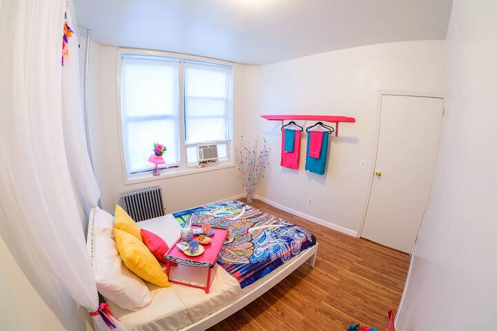 Artistic Room ★5 Sec. to Subway★ Walk to BR Bridge