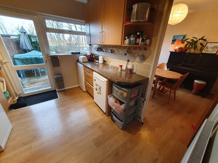Private Room With Desk In A Friendly Family Home - Bristol