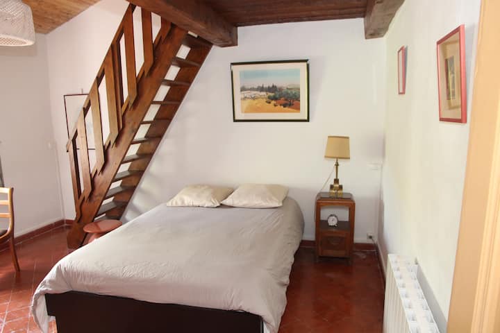 Chambre Pigeonnier: 1 lit double et 2 lits en mezzanine: 1 pour adulte et 1 pour enfant.