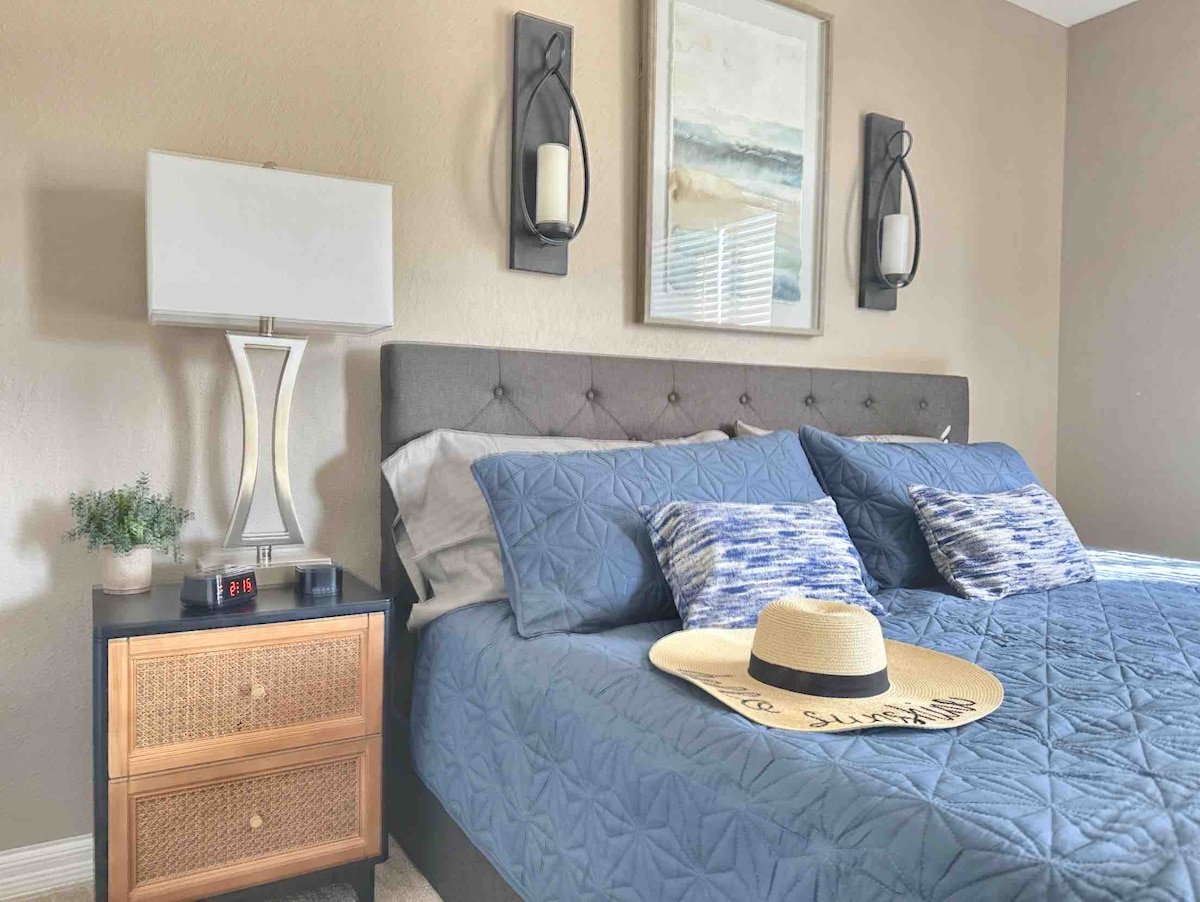 Chumba kikuu cha kulala chenye kitanda cha ukubwa wa malkia.