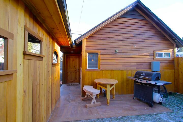 The Drake Club, Walk to Downtown