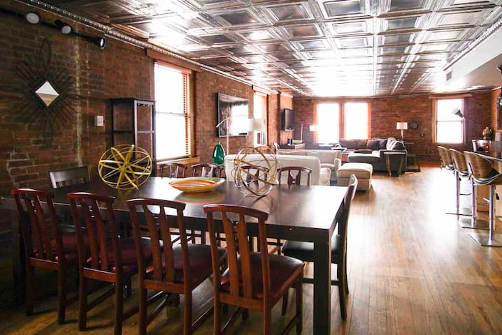 Huge Prvt Suite in Massive Loft in Lt-Italy/SoHo