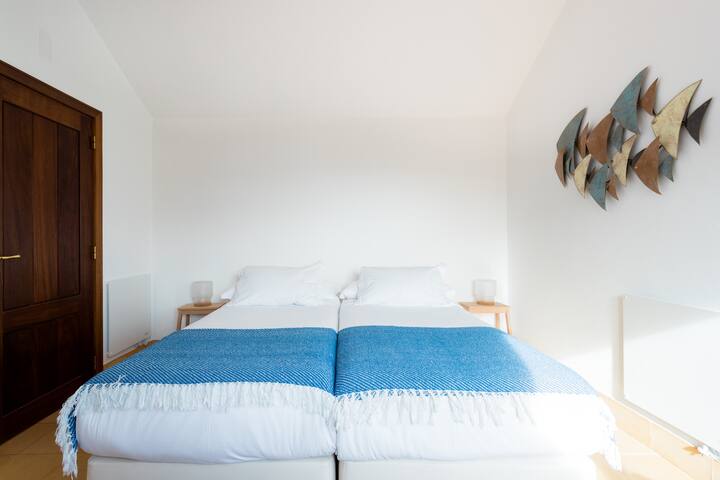 Cozy Mediterranean Beach House in Praia das Maçãs gallery image 5