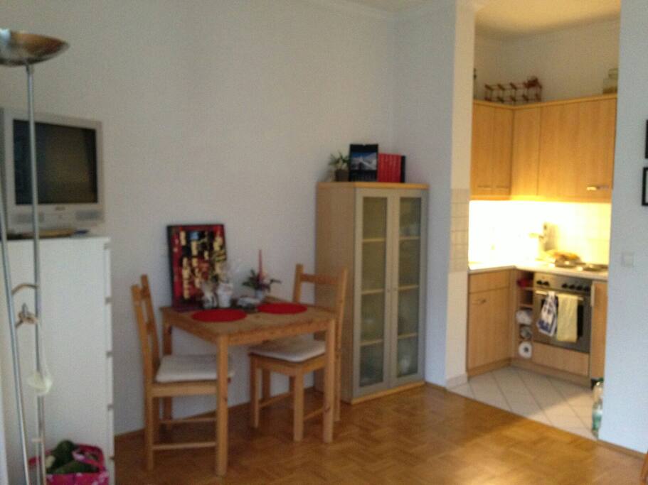 Alles in einer Küche drin: Kühlschrank mit Tiefkühlfach, Backofen, Herd, Spüle, Toaster, Wasserkocher