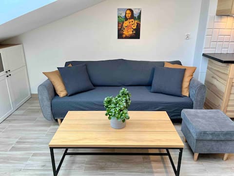 Successful Airbnb property: Calm Bedroom w. balcony + Livingroom w. Kitchen. in Krowodrza