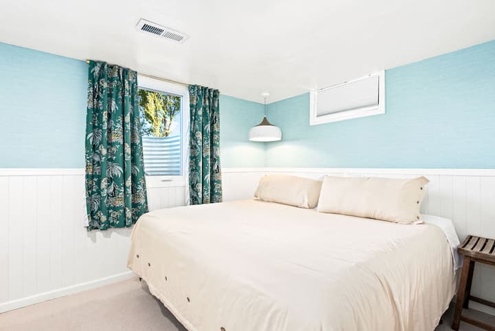 Სარდაფის საძინებელი, დიდი საწოლი, კომოდი და კარადა