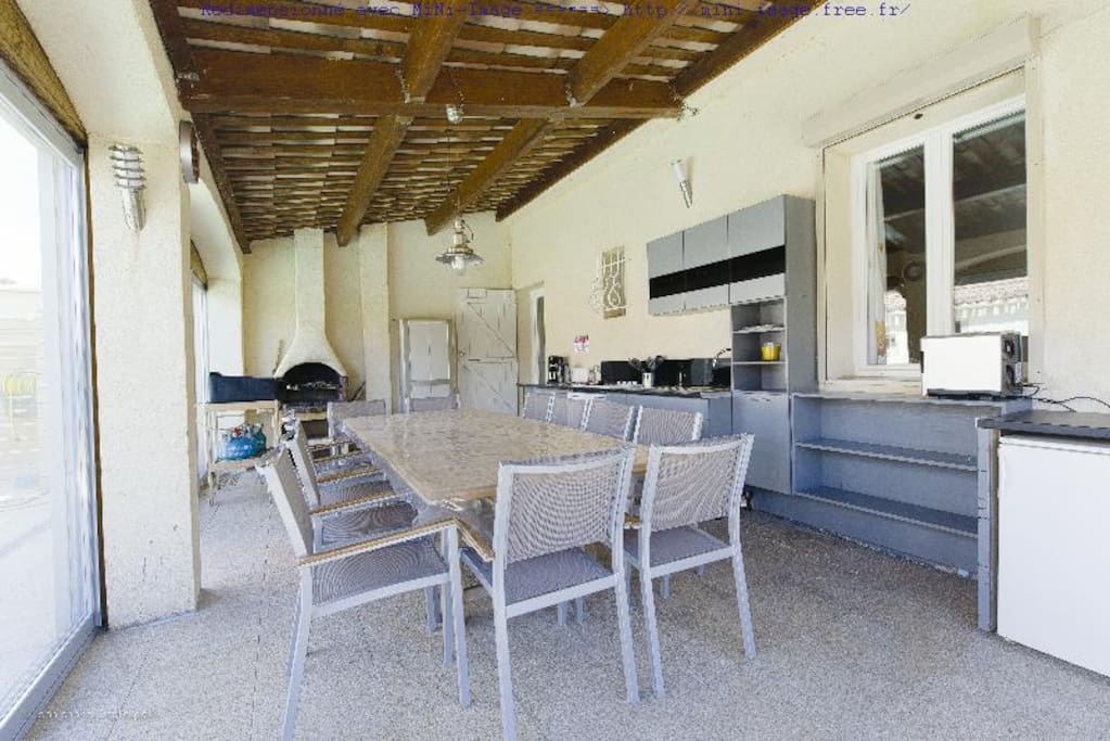 La cuisine d'été en véranda (vue vers l'intérieur de la maison)