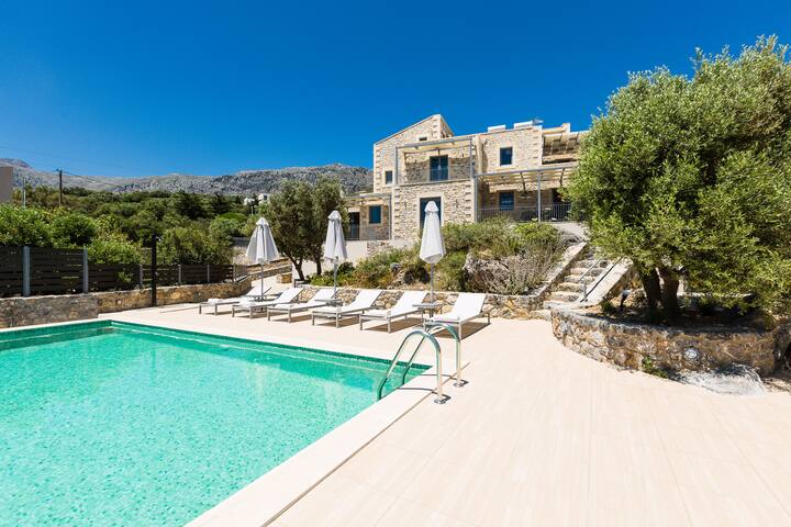 Sea views, private pool and near the beach gallery image 2