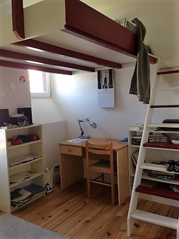 غرفة النوم رقم 4 في الطابق العلوي (140 سريرًا على الميزان ، ليتم حجزه للأشخاص الأنيقين وليس الكبار جدًا!)