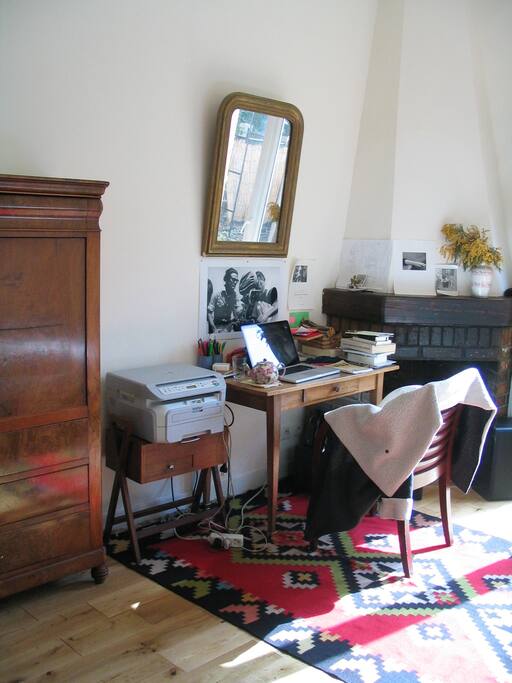 Espace très agréable pour travailler. Inondé par la lumière dans l'après-midi.