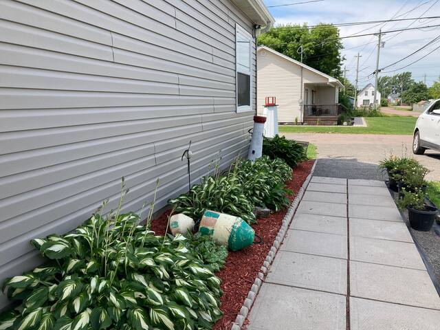 Water view retreat W/ hot in Downtown Shediac gallery image 3