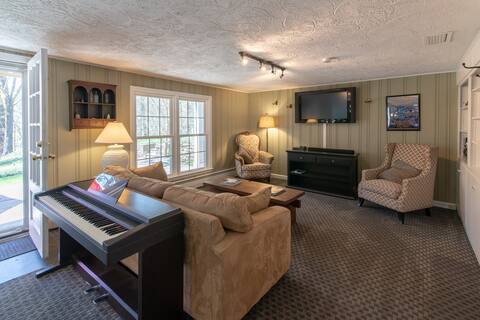 900SF apartment in private home separate entrance.