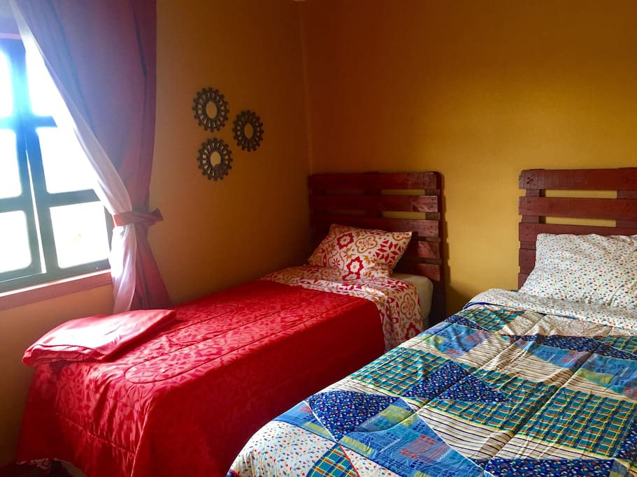 Habitación pequeña para 2 personas
camas cómodas nuevas de 1 plaza