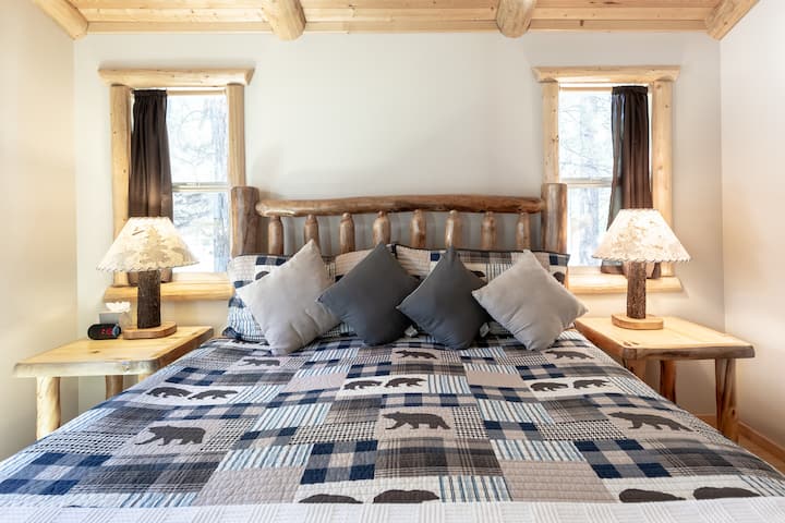 带加州特大双人床垫的主卧