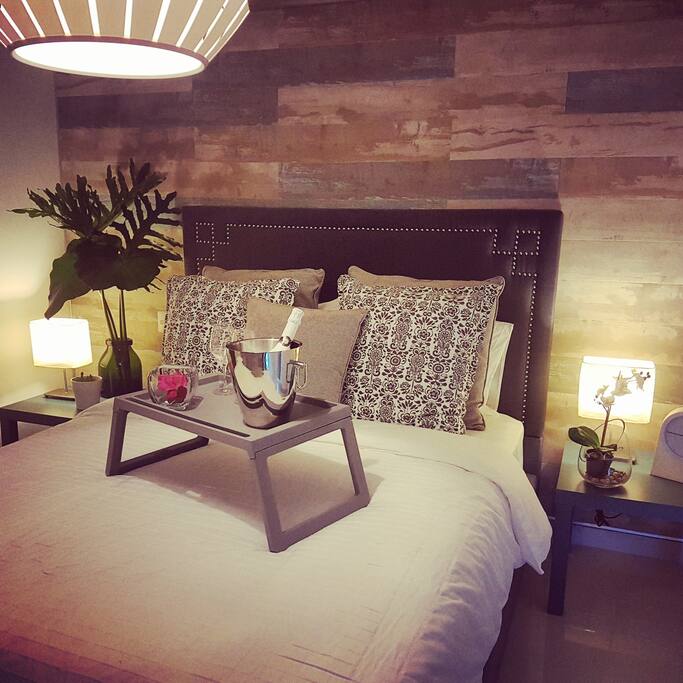Confortable y Lujosa Suite amueblada con un colchón ortopédico y fina lencería de cama, cuidando cada detalle para hacerte sentir en casa