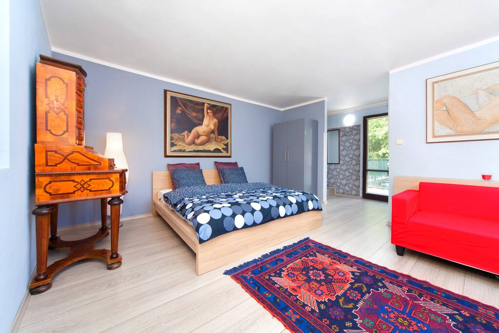 EXECUTIVE ROOM