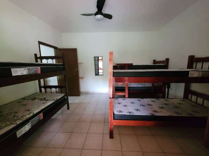 El dormitorio 1
 tiene tres literas. ¡Colchones nuevos!
Un perchero.
Ventilador de techo.
Estanterías y espejo.
Amplia ventana al balcón. 