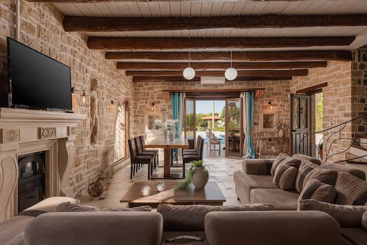 Mipangilio ya sebule kwa ajili ya mikusanyiko iliyo na runinga ya skrini bapa. 