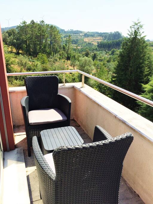 Petite terrasse de la chambre avec vue sur la campagne environnante