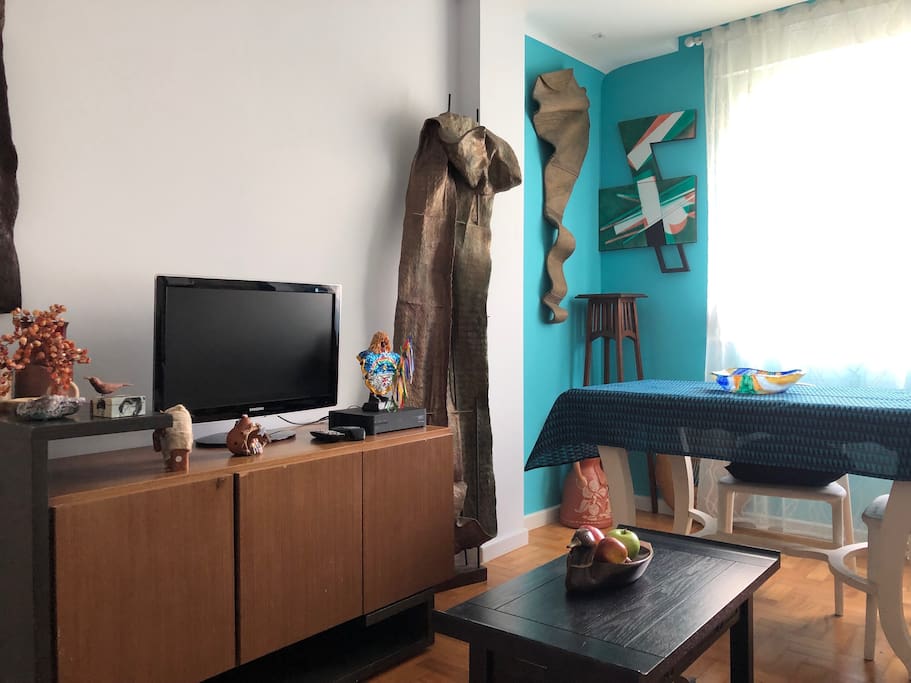 sala com tv, wifi e ar condicionado.
Inúmeros trabalhos de arte.