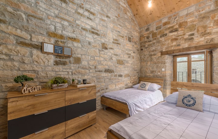 Apartament 3 - Kati 1 - Dhoma e gjumit 2 me krevate tek.