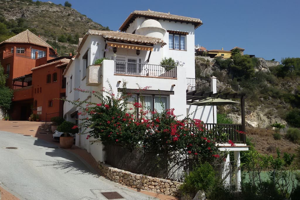 Fachada sur de la casa y buganvilla en jardín