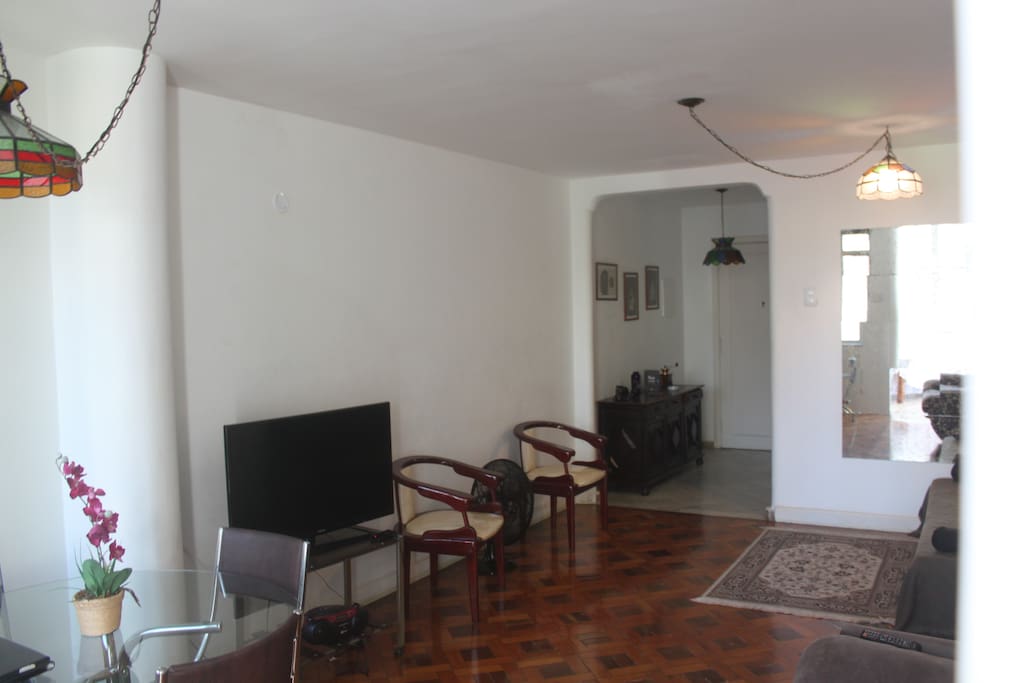 Vista parcial da sala de estar e jantar, com o hall de entrada