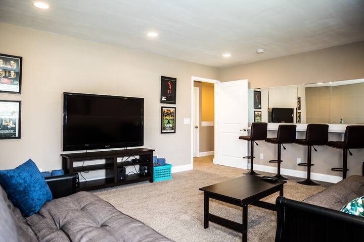 Single Family Home 2 Miles to Downtown -12 Beds gallery image 3