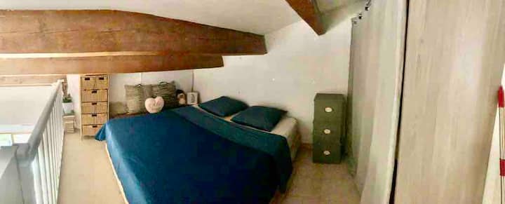 Dhomë gjumi kryesore papafingo me gardërobë dhe depo për rroba, lart 