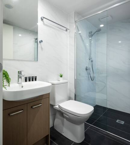 Ascot Budget – Modern 2 Bedrooms (Sleeps 6) gallery image 5