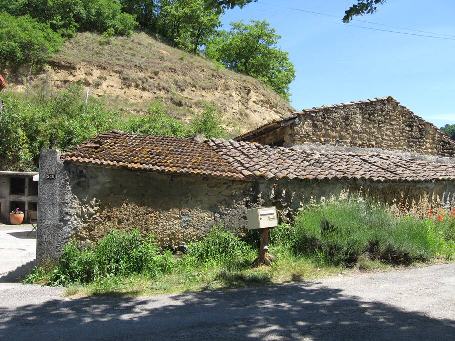 vue extérieure du préau au pied de sa colline