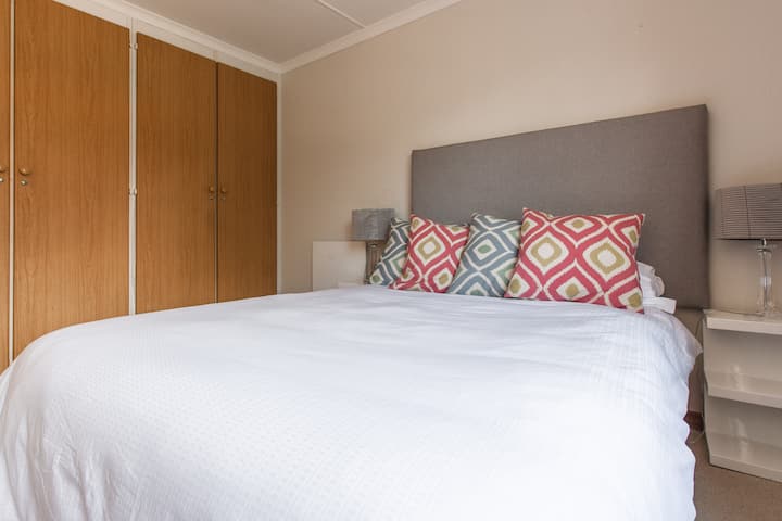 El segundo dormitorio con una cama doble y armarios empotrados.