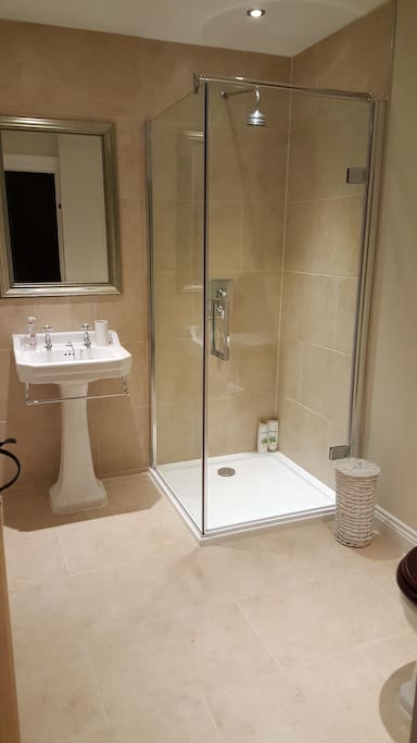 Mediterranean style ensuite shower room