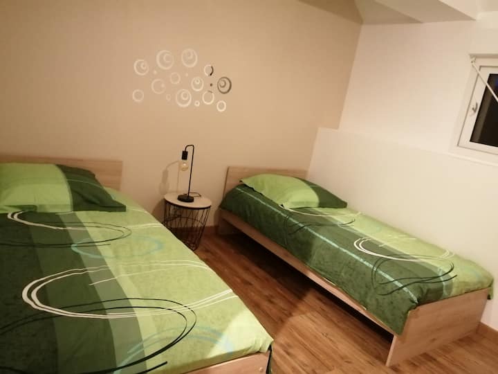 Cama 90 por 200. Las sábanas son opcionales.                  primer dormitorio a la izquierda. 15 euros por habitación para el alquiler de ropa de cama.
