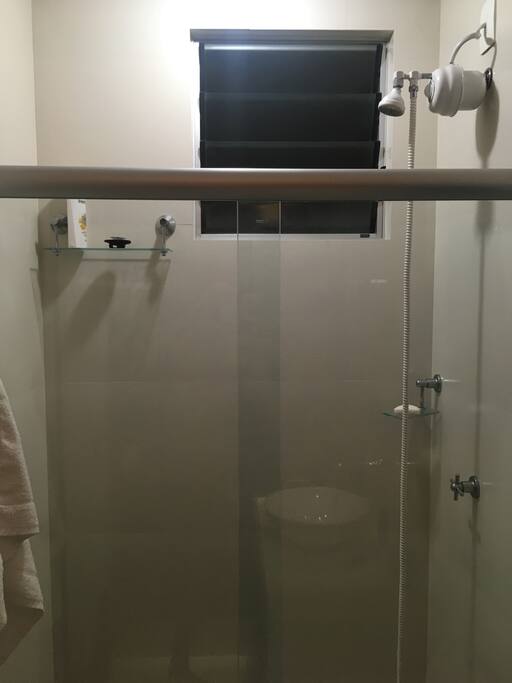 Banheiro com ducha Cardal