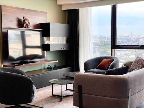 Modern stay with Panoramic view downtown