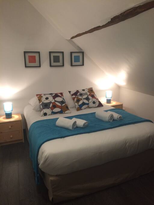 Chambre 2: charme des poutres avec lit en 140