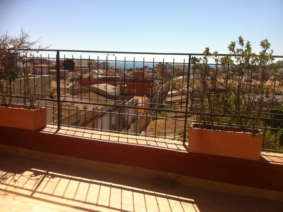 terrasse vue dominante sur toit et mer en fond