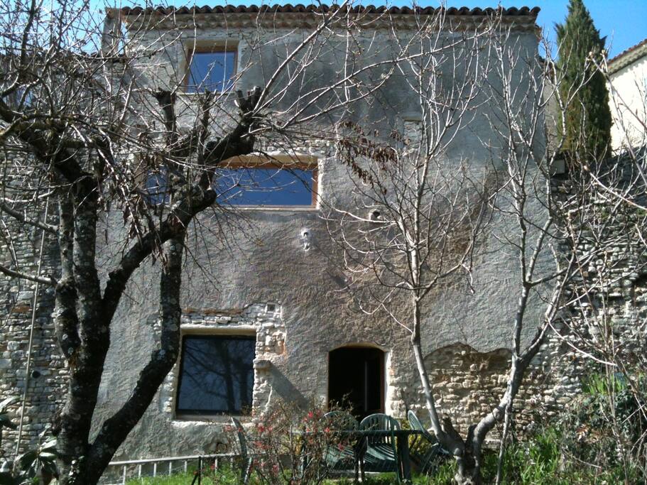 Petit extérieur avec barbecue et table