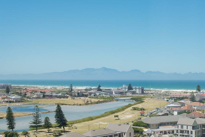 Majestic heritage mountainside home in Muizenberg gallery image 4