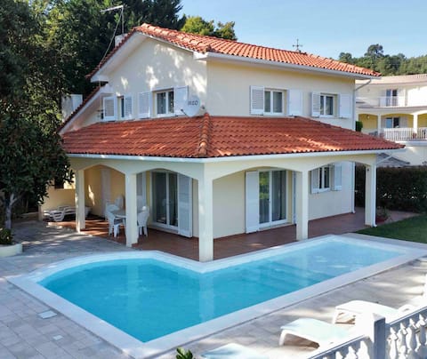 Cozy house with pool & panoramic view