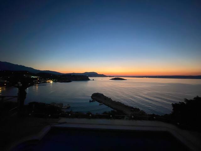 Luxury Seaview Apartment, 1min walk from beach! gallery image 3