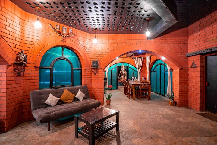 Dhoma e ndenjjes së RiverRock Villa është një dëshmi e rehatisë dhe bukurisë së mjedisit natyror. 